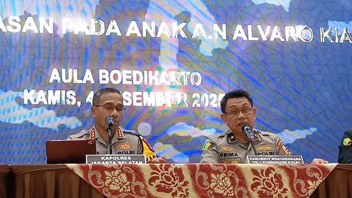 Kepala RS Polri Brigjen Polisi Prima Heru Yulihartono (kanan) dan Kapolres Metro Jakarta Selatan Kombes Pol Nicolas Ary Lilipaly (kiri) saat konferensi pers di RS Polri Kramat Jati, Jakarta Timur, Kamis 4 Desember 2025. (ANTARA/Siti Nurhaliza)