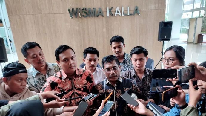 Kuasa hukum PT Hadji Kalla Hasman Usman (tengah) didampingi tim pengacara lainnya menjawab pertanyaan wartawan terkait kasus sengketa lahan antara PT Hadji Kalla dengan PT GMTD yang kini sedang berproses hukum, di Wisma Kalla Makassar, Sulawesi Selatan, Kamis, 4 Desember 2025. ANTARA/Darwin Fatir.