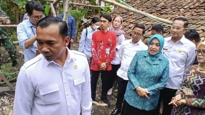 Menteri Kependudukan dan Pembangunan Keluarga/Kepala Badan Kependudukan dan Keluarga Berencana Nasional (BKKBN) Wihaji saat meninjau layanan keluarga berisiko stunting bersama Bupati Lamongan Yuhronur Efendi beserta jajaran di Desa Rancang Kencono, Kecamatan Lamongan, Jawa Timur, Kamis, 4 Desember 2025. ANTARA/Alimun Khakim