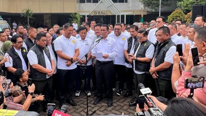 Menteri Pertanian Andi Amran Sulaiman didampingi Wakil Menteri Pertanian Sudaryono dan pejabat lainnya dalam pelepasan bantuan kemanusiaan sebanyak 207 truk logistik untuk daerah terdampak bencana banjir dan longsor di Pulau Sumatera di Jakarta, Kamis 4 Desember 2025. ANTARA/Harianto