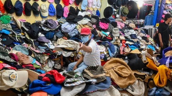 Ilustrasi - Pedagang topi bekas merapikan dagangannya yang dijual di Pasar Baru, Jakarta, Kamis, 31 Juli 2025. Kementerian Perindustrian menyebut bisnis barang bekas impor atau thrifting di tanah air menimbulkan kerugian negara yang mencapai triliunan rupiah karena berdampak langsung terhadap produsen dalam negeri yang menghasilkan barang sejenis. ANTARA FOTO/Rivan Awal Lingga/tom.