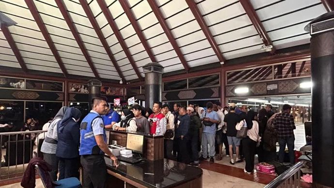 Penumpang mengantre untuk mendapat kompensasi keterlambatan maskapai Super Air Jet di Bandara Soekarno Hatta, Tangerang, Banten, Rabu 4 Desember 2025. ANTARA/Asep Firmansyah