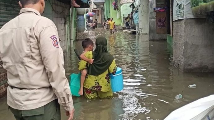 Petugas memantau warga yang melintas di pemukiman yang ada di kawasan Penjaringan, Jakarta Utara, pada Kamis, 4 Desember 2025. ANTARA/HO-BPBD