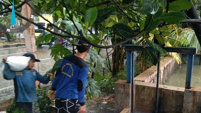 Petugas Suku Dinas Sumber Daya Air (Sudin SDA) Jakarta Barat menutup bocoran pada 