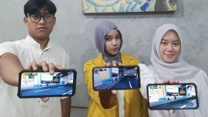 Sejumlah pelajar SMAMX menunjukkan platform Roblox untuk Ruang Sambat Digital di SMA Muhammadiyah 10 Surabaya, Jumat, 14 November 2025. (ANTARA/HO-Humas SMAMX Surabaya)