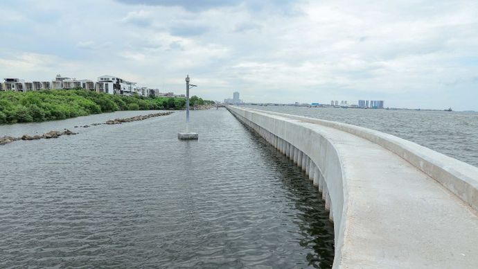 Tanggul di pesisir pantai