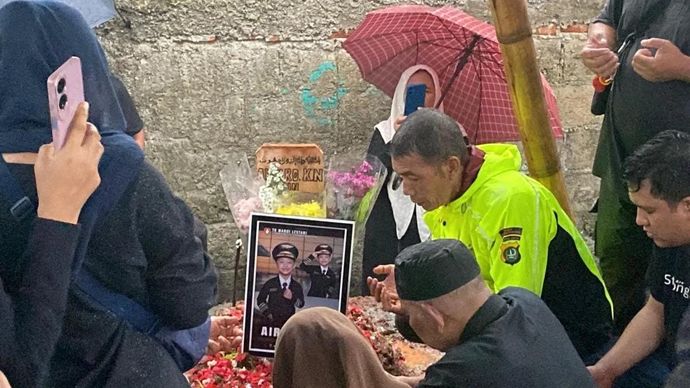 Korban kasus penculikan dan pembunuhan terhadap anak laki-laki bernama Alvaro Kiano Nugroho (6) oleh tersangka Alex Iskandar (49) dimakamkan di Tanah Wakaf Masjid Jami Al Muflihun Bintaro, Jakarta Selatan, Kamis 4 Desember 2025. ANTARA/Luthfia Miranda Putri.