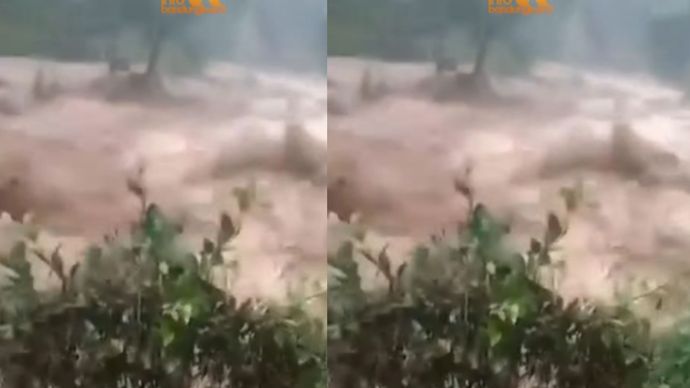 Banjir bandang menerjang kawasan lembah curugan gunung putri Desa Mukapayung, Kecamatan Cililin, Kabupaten Bandung Barat pada Kamis (4/12/2025).
