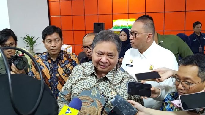 Menteri Koordinator (Menko) Bidang Perekonomian Airlangga Hartarto saat meninjau penyaluran Bantuan Langsung Tunai Sementara Kesejahteraan Rakyat (BLT Kesra) di Kantor Pos Premier Rawamangun, Jakarta, Kamis, 4 Desember 2025. (ANTARA/Aria Ananda)