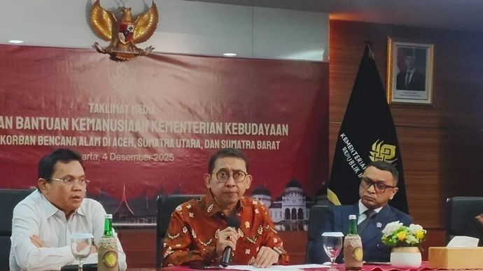 Menteri Kebudayaan (tengah) Fadli Zon menyampaikan keterangan mengenai cagar budaya yang terdampak banjir dan longsor di Aceh, Sumut, dan Sumbar dalam konferensi pers di Jakarta, Kamis, 4 Desember 2025. (ANTARA/Sinta Ambar)