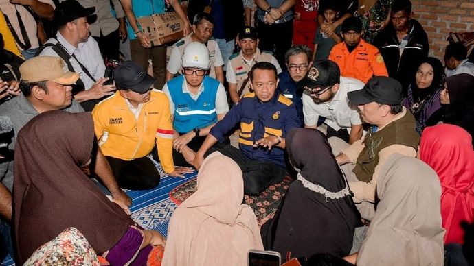 Menteri Energi dan Sumber Daya Mineral (ESDM) Bahlil Lahadalia mengunjungi lokasi terdampak banjir di Kecamatan Pelembayan, Kabupaten Agam, Sumatera Barat, Rabu, 3 Desember 2025. ANTARA/HO-Kementerian ESDM