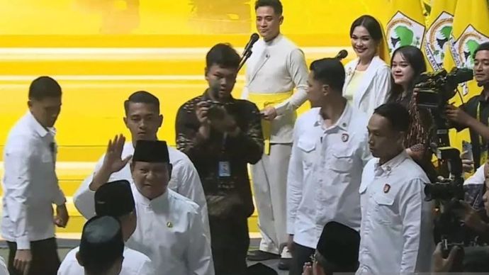 Presiden RI Prabowo Subianto dan Wakil Presiden RI Gibran Rakabuming Raka menghadiri Puncak Peringatan HUT Ke-61 Partai Golkar di Istora Senayan, Jakarta, Jumat malam 5 Desember 2025. ANTARA/Mentari Dwi Gayati