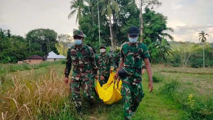Anggota TNI AD sedang menggotong jenazah korban ditemukan di Salareh Aia, Kecamatan Palembayan, Kabupaten Agam.  ANTARA/Yusrizal.