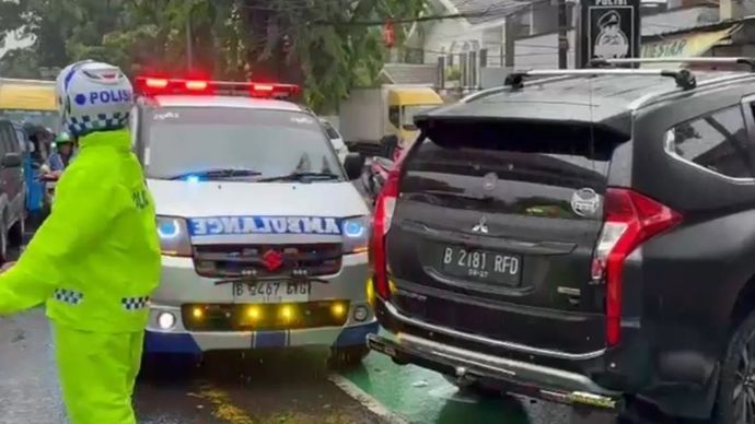 Dua orang pengendara tewas setelah mobil Mitsubishi Pajero dan sebuah sepeda motor terlibat kecelakaan di kawasan Rawamangun, Pulogadung, Jakarta Timur, Kamis, 4 Desember 2025 siang. (ANTARA/Siti Nurhaliza)
