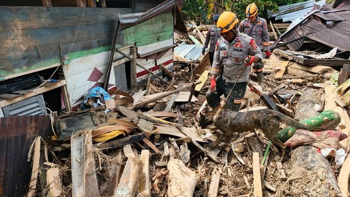 Anjing pelacak Polri menemukan jasad wanita di depan gereja. 