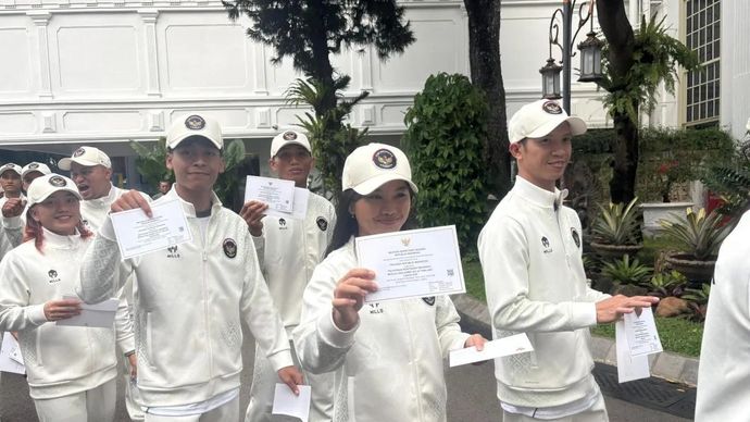Sejumlah atlet Kontingen Indonesia untuk SEA Games Thailand 2025 menyambangi Istana Kepresidenan Jakarta, menjelang acara pelepasan kontingen oleh Presiden Prabowo Subianto di Istana Merdeka, Jakarta, Jumat 5 Desember 2025. ANTARA/Mentari Dwi Gayati