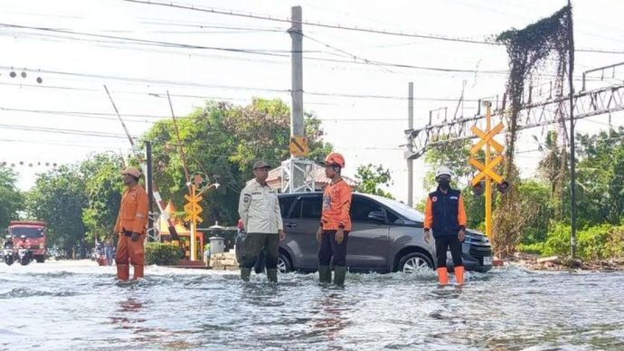 Banjir rob menggenangi ruas jalan RE Martadinata di Kelurahan Papanggo, Kecamatan Jakarta Utara, Jumat 5 Desember 2025. ANTARA/HO-BPBD Jakut.