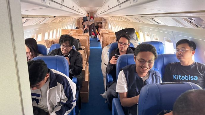 Para influencer termasuk Ferry Irwandi yang membawa bantuan dengan pesawat Polri. 