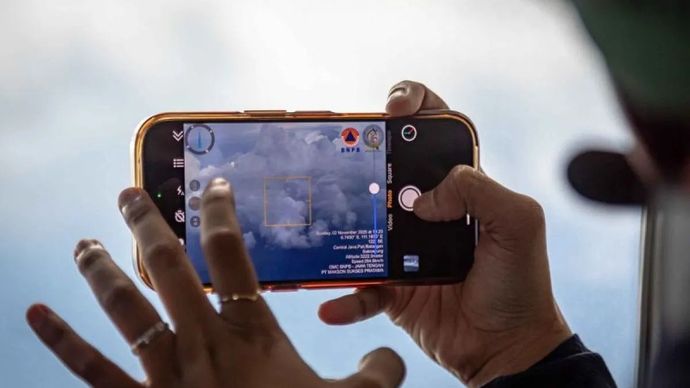 Ilustrasi - Seorang ilmuwan penerbangan mendokumentasikan kondisi awan sebagai bahan laporan pelaksanaan operasi modifikasi cuaca menggunakan pesawat Cessna 208 Caravan PK-SNM BNPB di sekitar wilayah udara pesisir utara Kabupaten Pati, Jawa Tengah, Minggu, 2 November 2025. ANTARA FOTO/Aji Styawan/YU.