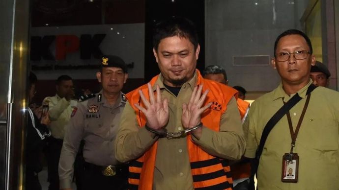 Bupati Kolaka Timur Abdul Azis (tengah) berjalan menuju mobil tahanan usai menjalani pemeriksaan pasca terjaring OTT KPK di Gedung Merah Putih KPK, Jakarta, Sabtu 9 Agustus 2025 dini hari. ANTARA FOTO/Indrianto Eko Suwarso/sgd.