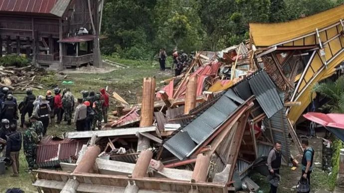 Tongkonan di Tana Toraja Dirobohkan Pakai Eskavator 
