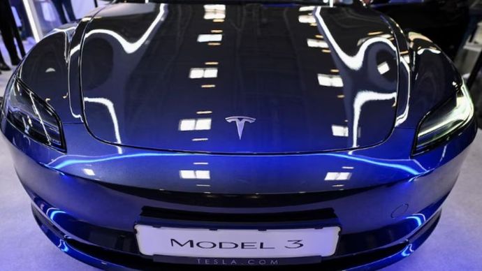 Tesla Model 3 dipamerkan dalam sebuah acara sehari sebelum pembukaan resmi Munich Auto Show IAA Mobility 2023, di Munich, Jerman, 4 September 2023. (Foto: Dok/Angelika Warmuth/Reuters)