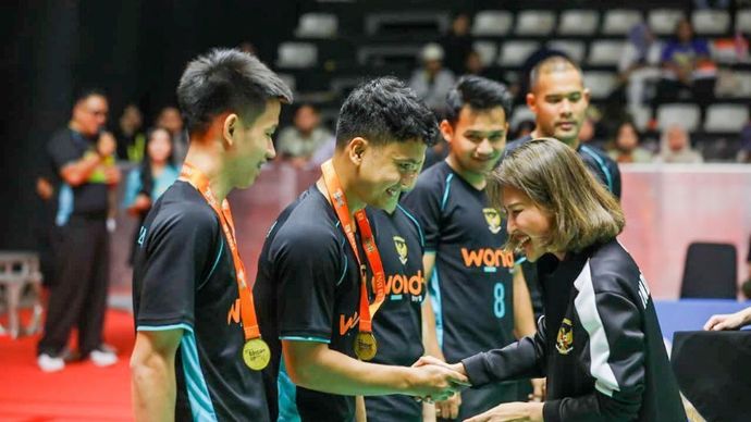 Dua pebulu tangkis nasional, Jonatan Christie dan Anthony Sinisuka Ginting, mengajak dua penonton untuk ikut bermain langsung di lapangan pada Jumat (5/12/2025). (Foto: Dok/Istimewa)