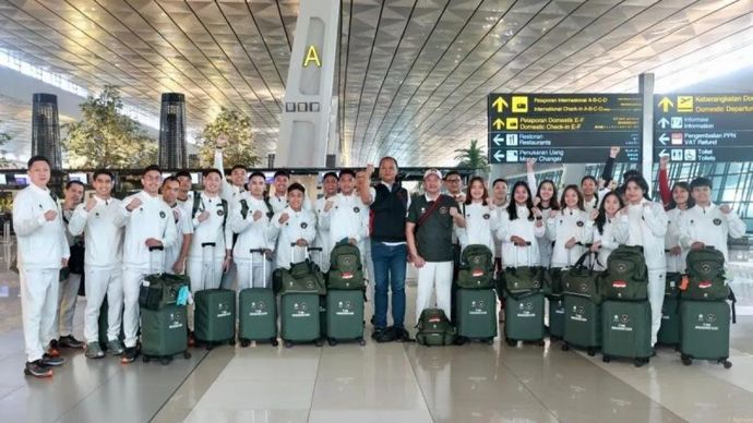 Skuad bulu tangkis Indonesia untuk SEA Games 2025 saat berada di Bandara Soekarno-Hatta, Tangerang, Banten, Jumat 5 Desember 2025. ANTARA/HO-PBSI/aa.