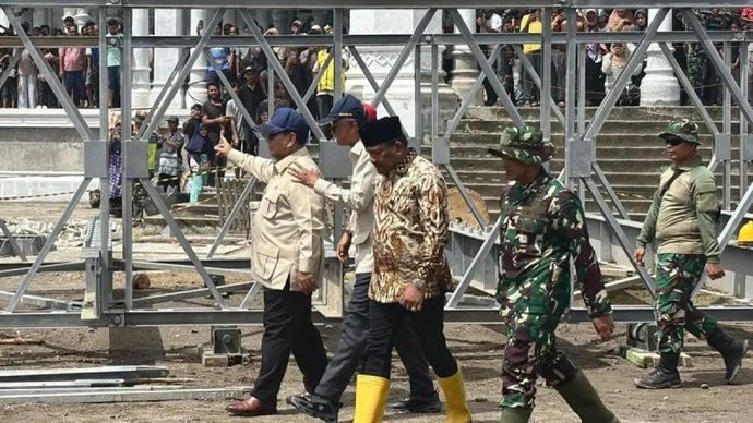 Presiden Prabowo Subianto (kiri) mengecek perakitan dan pemasangan jembatan bailey untuk menggantikan sementara Jembatan Teupin Mane yang putus karena banjir bandang di Kecamatan Juli, Kabupaten Bireuen, Provinsi Aceh, Minggu 7 Desember 2025. ANTARA/Genta Tenri Mawangi/pri.