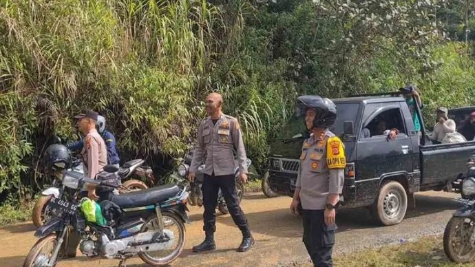 Polisi mengawal penyaluran bantuan ke kawasan Linge, Kabupaten Aceh Tengah, Minggu 7 Desember 2025. ANTARA/HO-Bidhumas Polda Aceh