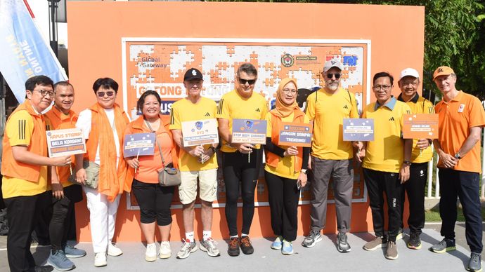 H.E. Denis Chaibi, Duta Besar Uni Eropa untuk Indonesia (tengah) bersama dengan perwakilan Kemenko PMK, Kementerian PPPA Negara-Negara Anggota Uni Eropa, UN Women Indonesia, dan Unika Atma Jaya, memberikan pernyataan komitmen bersama pada puncak acar