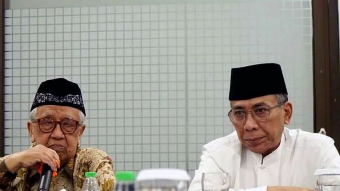 Ketua Umum PBNU K.H. Yahya Cholil Staquf (kanan) saat silaturahim PBNU sesi kedua di Pesantren Tebuireng, Kabupaten Jombang, Jawa Timur, Sabtu, 6 Desember 2025. ANTARA/ HO-PBNU/pri.