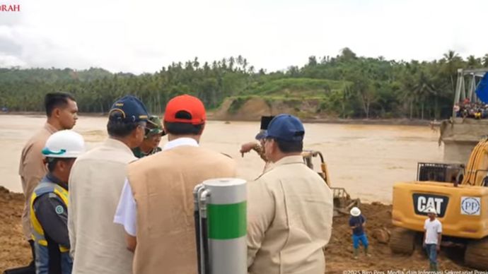 Presiden Prabowo Subianto meninjau langsung kondisi jembatan dan infrastruktur yang terdampak bencana di Kabupaten Bireuen, Aceh