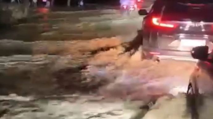Tangkapan layar video sejumlah mobil saat melintasi banjir yang kembali melanda kawasan Pidie Jaya-Bireuen, Sabtu malam, 7 Desember 2025. ANTARA/HO/Warga.