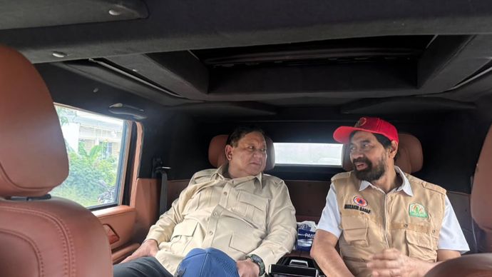 Presiden RI Prabowo Subianto dan Gubernur Aceh Muzakir Manaf meninjau pembangunan Jembatan Bailey Teupin Mane, di Kabupaten Bireuen, Aceh, Minggu 7 Desember 2025