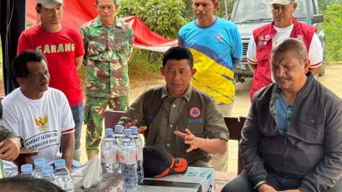 Kepala BNPB RI Letjen TNI Suharyanto saat mengunjungi posko satgas tanggap darurat bencana Aceh Tamiang, Sabtu, 6 Desember 2025. ANTARA/HO/Satgas Bencana Aceh Tamiang.