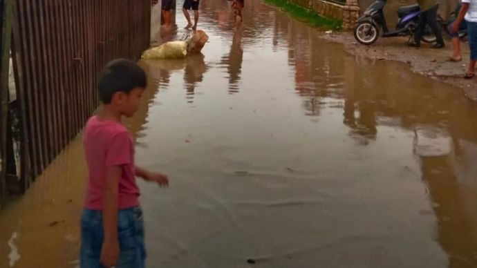 Warga melintasi genangan banjir susulan di Gampong Aceh, Kabupaten Aceh Timur, Minggu, 7 Desember 2025. ANTARA/Dokumentasi Pribadi