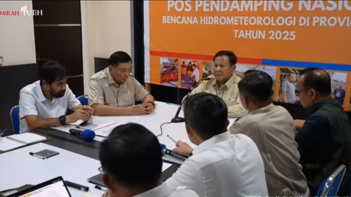 Presiden Prabowo Subianto memimpin rapat koordinasi penanganan banjir bandang dan longsor yang melanda Aceh, Sumatera Utara, dan Sumatera Barat