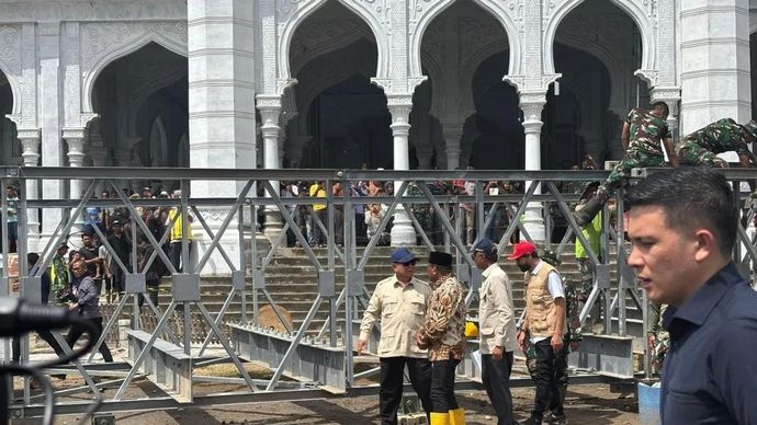 Presiden RI Prabowo Subianto meninjau pembangunan Jembatan Bailey Teupin Mane, di Kabupaten Bireuen, Aceh, Minggu 7 Desember 2025. ANTARA/Genta Tenri Mawangi.
