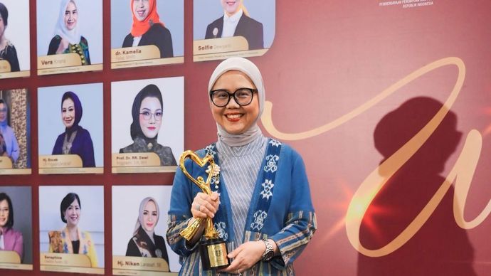 Direktur Pemasaran, Penjualan dan Pengembangan Produk PT Pegadaian, Selfie Dewiyanti meraih penghargaan Woman Empower Woman Award 2025 untuk kategori Best Performance Director Bidang Inovasi Bisnis dan Transformasi Jasa Keuangan Retail/ist