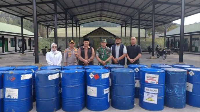 Bupati Aceh Tengah Haili Yoga saat menerima BBM bantuan presiden di Makodim 0106 Aceh Tengah, Sabtu 6 Desember 2025. ANTARA/Kurnia Muhadi