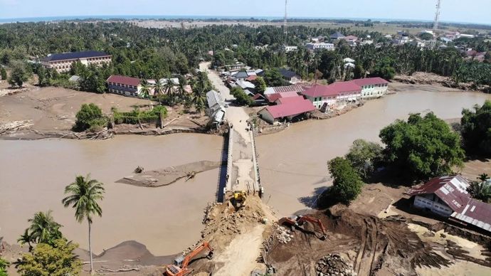Foto udara aktivias pekerja dan alat berat menyelesaikan pembangunan darurat jembatan Meureudu di Pidie Jaya, Aceh, Senin, 8 Desember 2025. Kementerian Pekerjaan Umum terus memacu pembangunan jembatan Meureudu untuk memulihkan sarana transportasi darat di jalan lintas Banda Aceh-Medan yang putus akibat banjir bandang dan meluapnya Sungai Meureudu pada 26 Novembe. ANTARA FOTO/Irwansyah Putra/nz. ANTARA FOTO/IRWANSYAH PUTRA