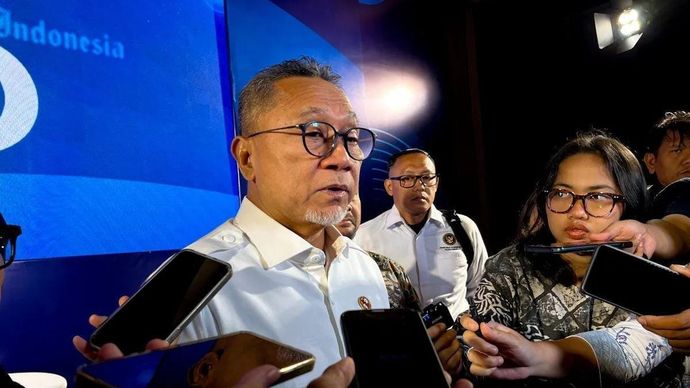 Menteri Koordinator (Menko) Bidang Pangan Zulkifli Hasan (Zulhas) menjawab pertanyaan awak media ditemui, di Jakarta, Senin 8 Desember 2025. ANTARA/Harianto