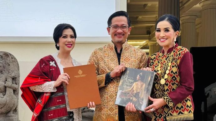 Komunitas Tim Nasional Kebaya Indonesia menerima salinan sertifikat Warisan Budaya Takbenda UNESCO untuk kebaya dari Kementerian Luar Negeri. ANTARA/HO-Tim Nasional Kebaya Indonesia