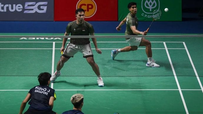 Ganda putra Indonesia Sabar Karyaman Gutama/Moh. Reza Pahlevi Isfahani saat melawan wakil Singapura Eng Keat Wesley Koh/Junsuke Kubo pada partai kedua semifinal beregu putra SEA Games 2025 di Gymnasium 4 Thammasat University Rangsit Campus, Pathum Thani, Bangkok, Senin, 8 Desember 2025. Sabar/Reza menang 21-18, 18-21, 21-10, sekaligus menyumbang poin atas kemenangan Indonesia melawan Malaysia dengan skor 3-1. ANTARA/Muhammad Ramdan.