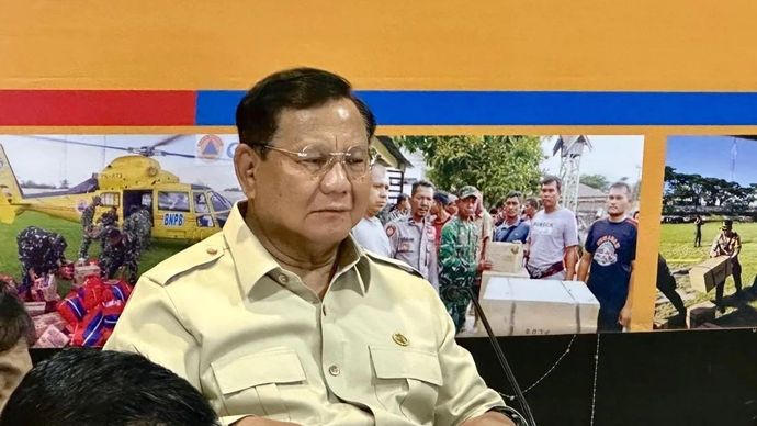 Presiden Prabowo Subianto memimpin rapat koordinasi penanganan dampak banjir bandang dan longsor di Aceh, Sumatera Utara, dan Sumatera Barat di Posko Terpadu Lanud Sultan Iskandar Muda, Kabupaten Aceh Besar, Aceh, Minggu 7 Desember 2025. ANTARA/HO-Dokumentasi Pribadi.
