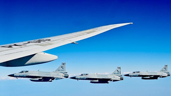 Penampakan Pesawat Tenmpur mengawal ketibaan pesawat yang Ditumpangi Prabowo menuju Islamabad Pakistan