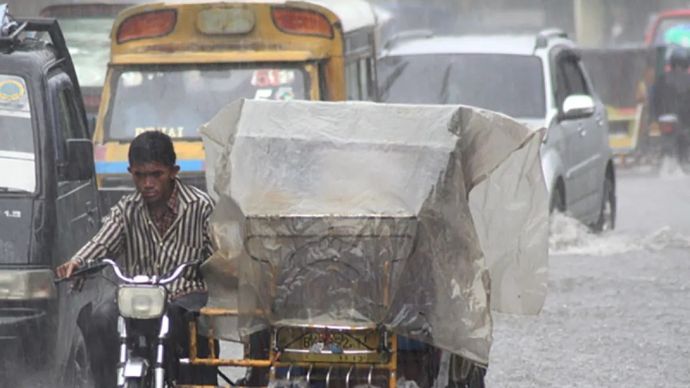 Ilustrasi - Pengemudi becak motor (betor) menembus air yang menggenang di Jalan Denai , Medan, Sumatera Utara. FOTO ANTARA/Kiki Cahyadi/pd/pri.