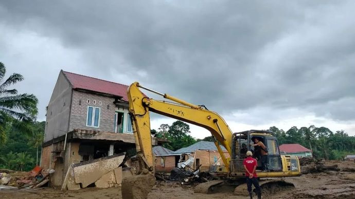 Alat berat sedang mencari korban yang masih dinyatakan hilang di Salareh Aia, Kecamatan Palembayan, Kabupaten Agam. ANTARA/Yusrizal.