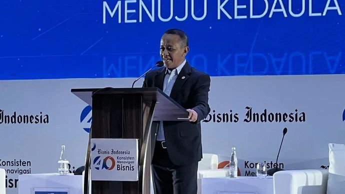 Menteri Energi dan Sumber Daya Mineral (ESDM) Bahlil Lahadalia memberi paparan dalam acara &ldquo;Arah Bisnis 2026: Menuju Kedaulatan Ekonomi&rdquo; yang digelar di Jakarta, Senin, 8 Desember 2025. (ANTARA/Putu Indah Savitri)